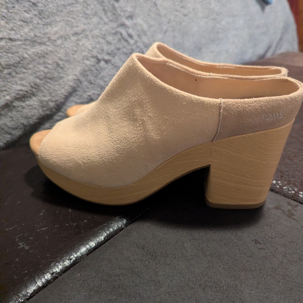 TOMS Women's Cream Suede Platform Mules